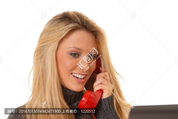 可愛(ài)的金發(fā)女人在電話里