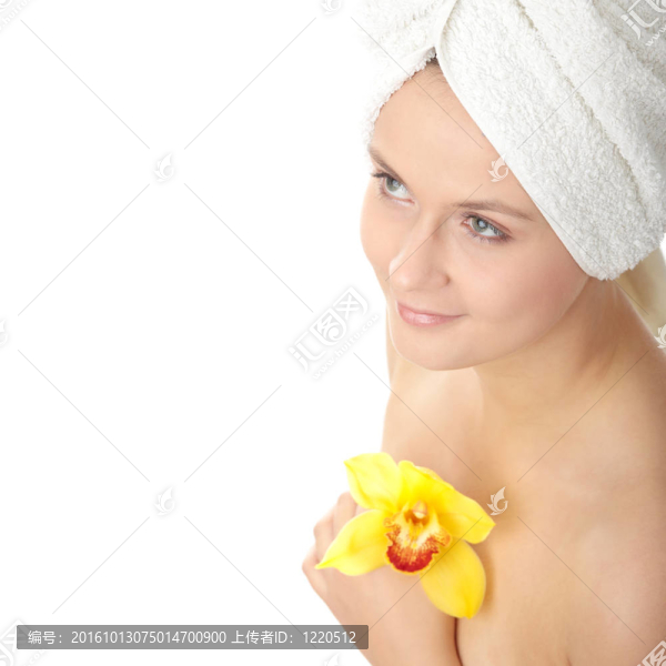 美麗的年輕女子與黃蘭花