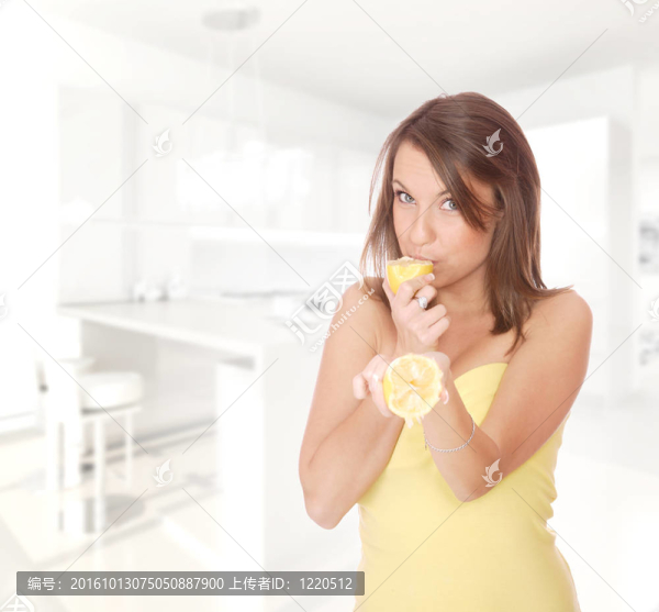 漂亮的女人和橙色