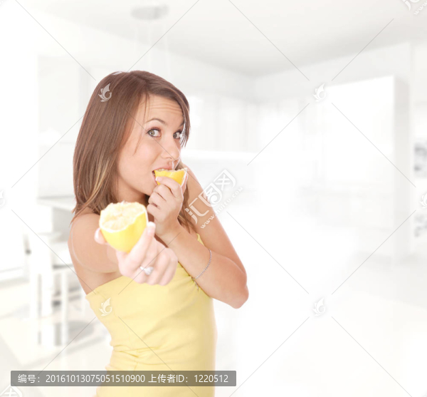 漂亮的女人和橙色