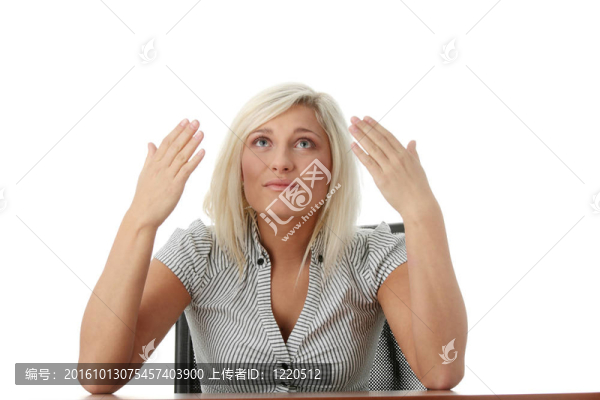 坐在桌子后面的年輕女性