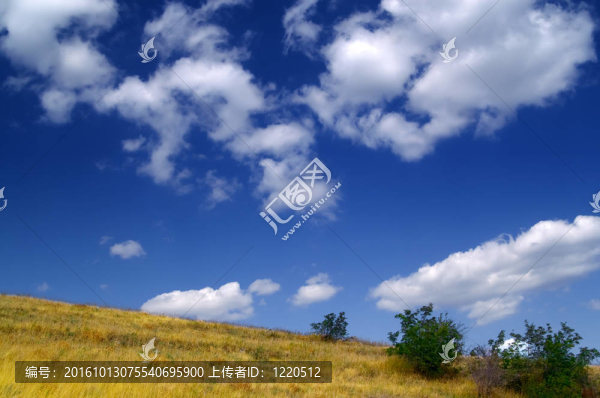 山坡和天空的云
