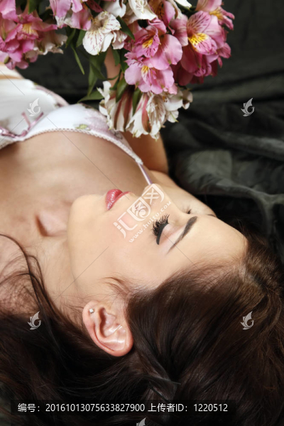 女人覆蓋著玫瑰花的花瓣