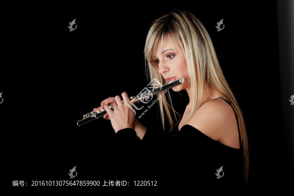女子演奏橫向長(zhǎng)笛的肖像