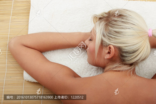 美麗的白人婦女得到水療
