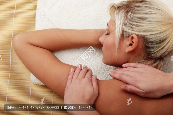 美麗的白人婦女得到水療-匯圖網(wǎng) www.fosd68.com 美麗的白人婦女得到水療