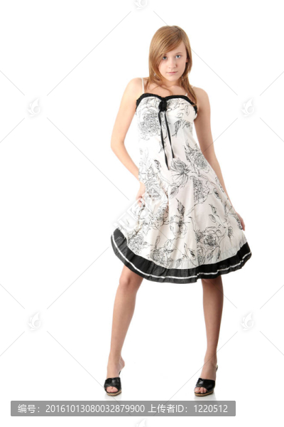 穿著優(yōu)雅的白色連衣裙的少女