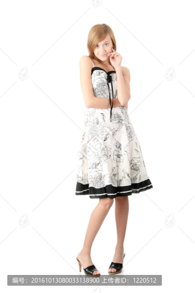 穿著優(yōu)雅的白色連衣裙的少女