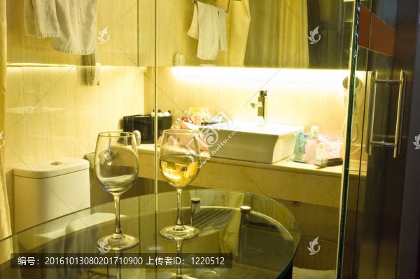 現(xiàn)代的酒店浴室。