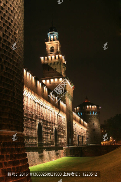 在卡斯特Sforzesco夜景；米蘭；意大利