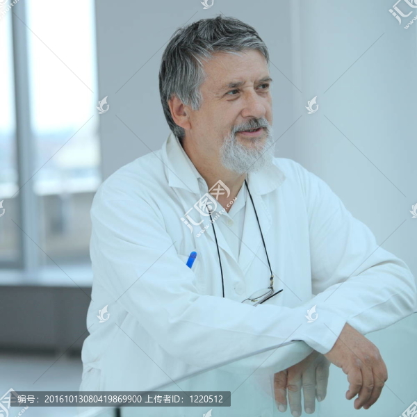 著名的科學(xué)家/醫(yī)生在研究中心/醫(yī)院看起來自信