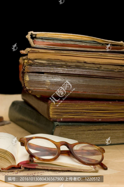 一堆舊書和不同的東西