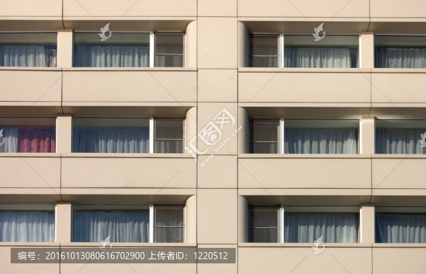 對稱的立面窗戶在雅羅斯拉夫爾；俄羅斯