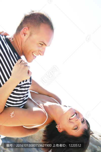 嬉戲的年輕夫婦
