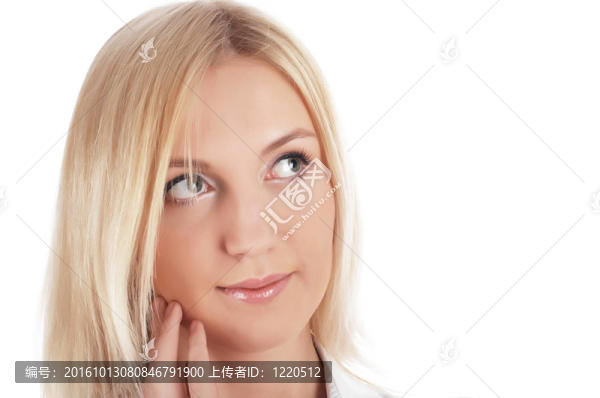 穿著白色襯衫的那位快活迷人的金發(fā)女郎