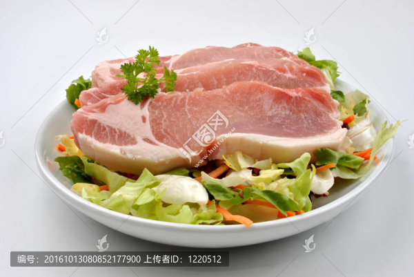 一個(gè)生的有機(jī)豬肉排骨和沙拉