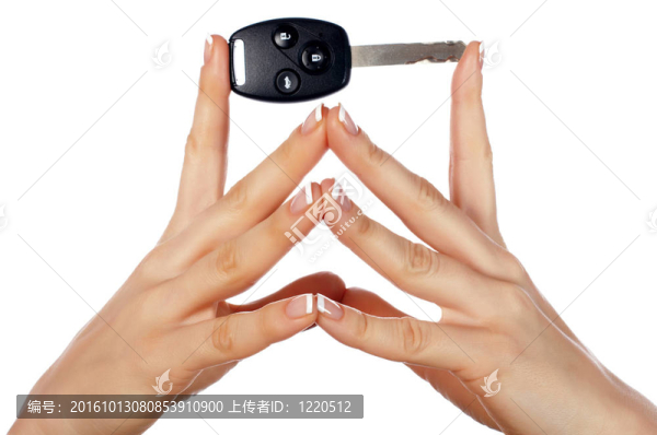 手拿著汽車鑰匙