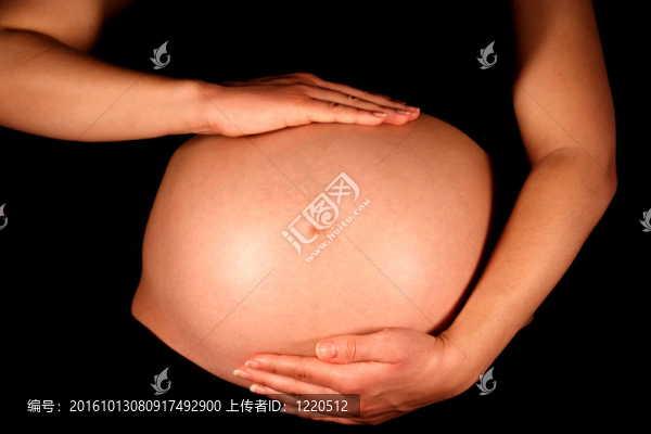 抱著懷孕的肚子