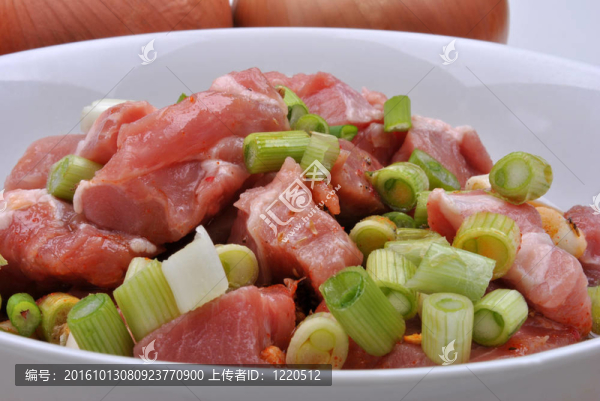 新鮮的瘦牛肉切塊牛排一碗