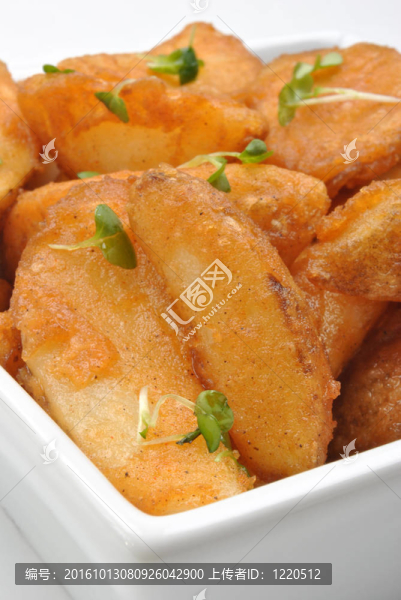 一些炸土豆塊在一個碗里
