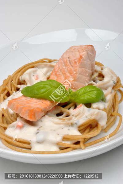 清蒸野生鮭魚牛排配自制面食