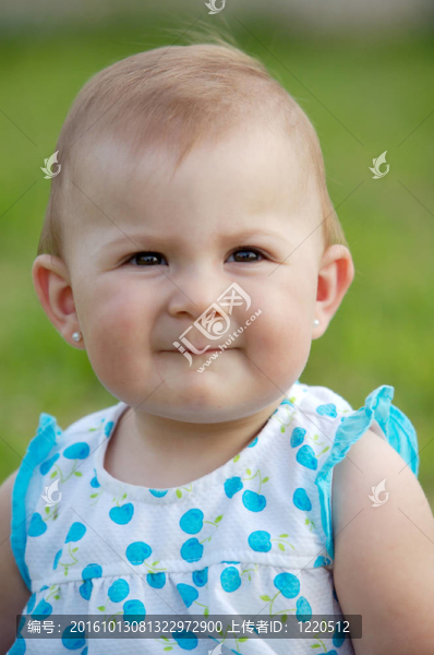 草地上的嬰兒