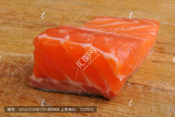 愛爾蘭西海岸的有機(jī)有機(jī)野生鮭魚牛排