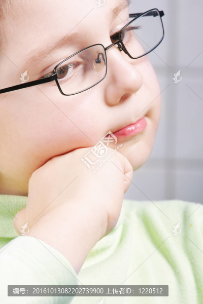 體貼的男孩靠在拳頭上
