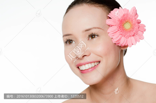 年輕迷人的女人與花