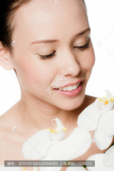 年輕迷人的女人和花