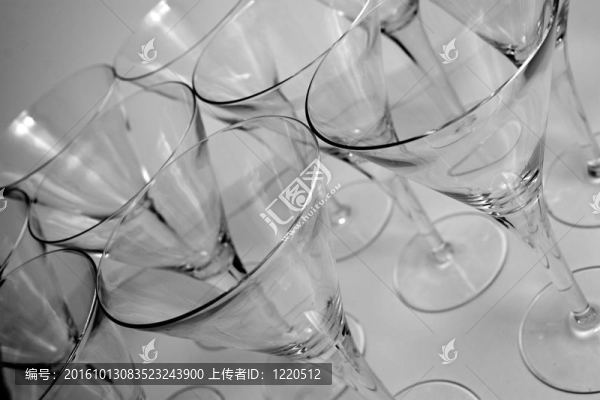 準(zhǔn)備一個(gè)聚會(huì)的玻璃杯