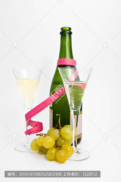 兩個(gè)香檳酒杯與葡萄和提供