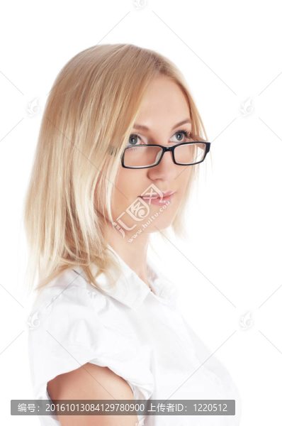 穿著白色襯衫的那位快活迷人的金發(fā)女郎