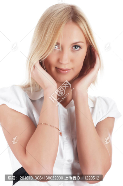 穿著白色襯衫的那位快活迷人的金發(fā)女郎