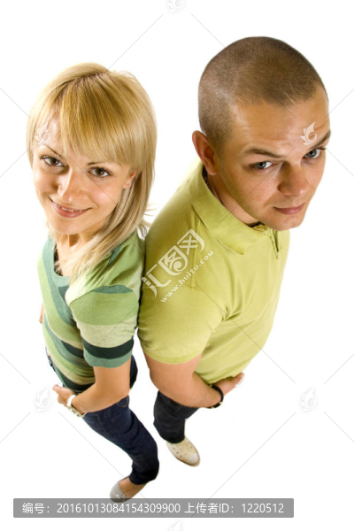一對年輕夫婦的廣角圖片