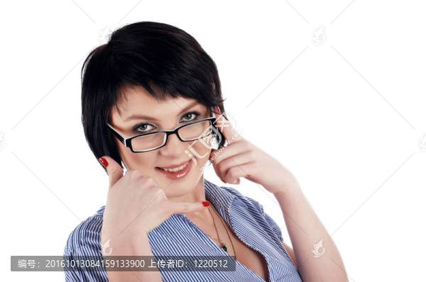 在一個(gè)藍(lán)色的襯衫迷人的黑發(fā)
