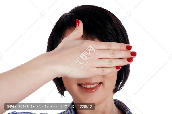 在一個(gè)藍(lán)色的襯衫迷人的黑發(fā)