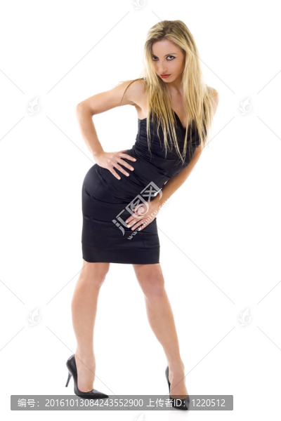 性感的金發(fā)女人穿著黑色的小禮服