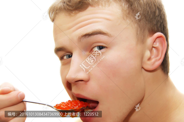 年輕人吃紅魚子醬