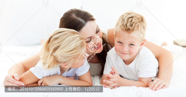 可愛(ài)的金發(fā)男孩與他的妹妹和他的母親
