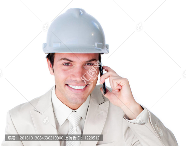 一個(gè)微笑的男建筑師在電話上特寫