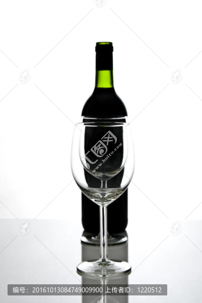 在白色背景的酒和酒杯瓶