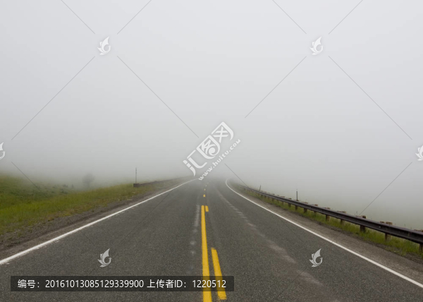 霧蒙蒙的山路