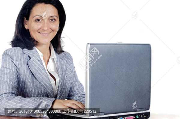 在筆記本電腦上工作的女人