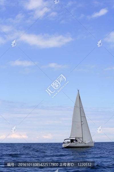 藍色的海和帆船的海洋表面