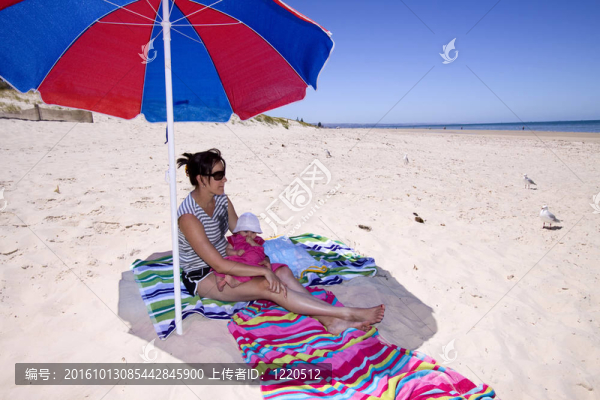 媽媽和女兒在海灘上