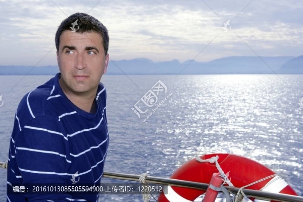 男船員在藍(lán)色的大海的船