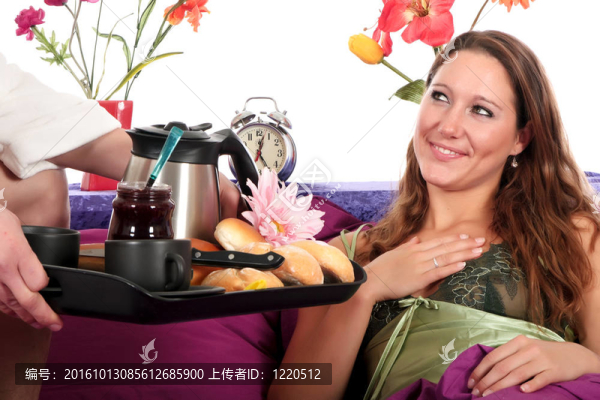 夫婦；臥室早餐