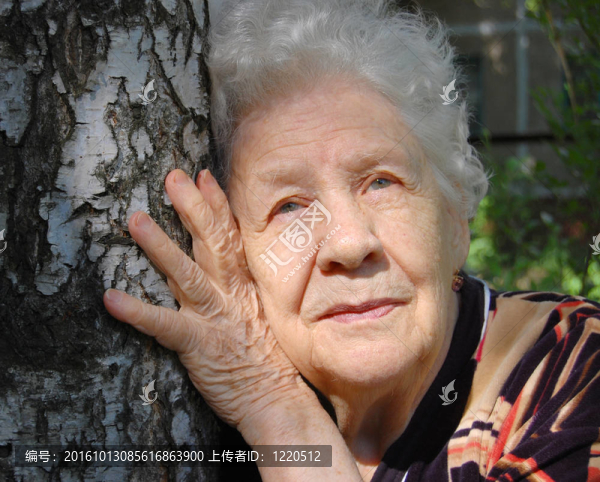綠色背景下的老婦人肖像