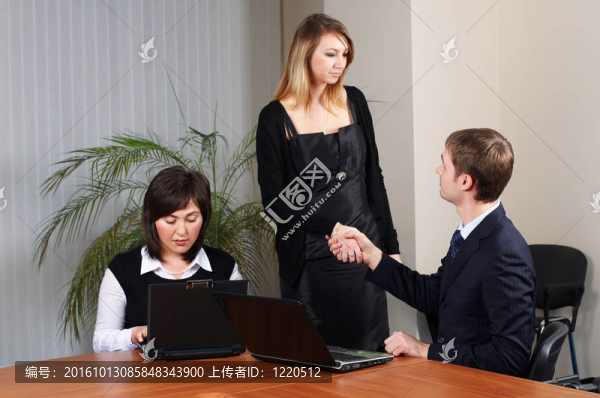 與同事的商人